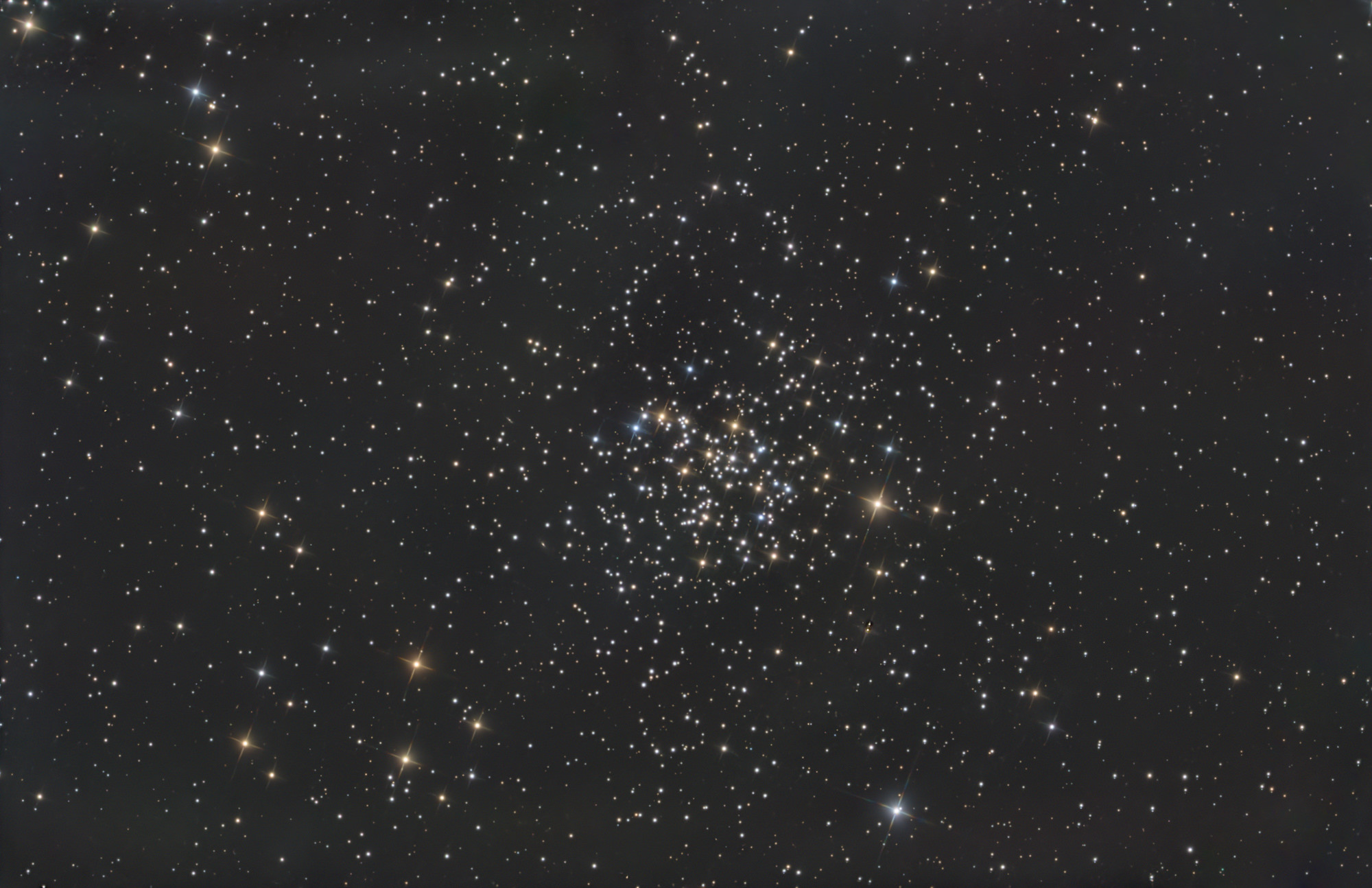 M67 ist eine Ansammlung von über 500 Sternen, die lose durch Gravitation gebunden sind. Es ist der älteste offene Sternhaufen im Messier-Katalog. Er ist etwa 4 Milliarden Jahre alt, ungefähr so alt wie unsere Sonne.